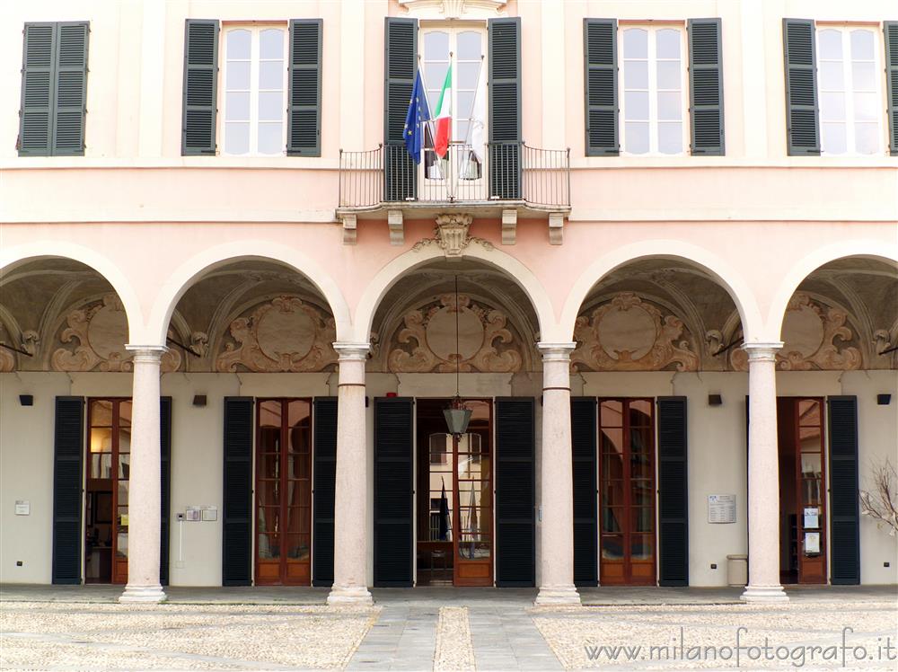 Cavenago di Brianza (Monza e Brianza) - Facciata del blocco padronale di Palazzo Rasini